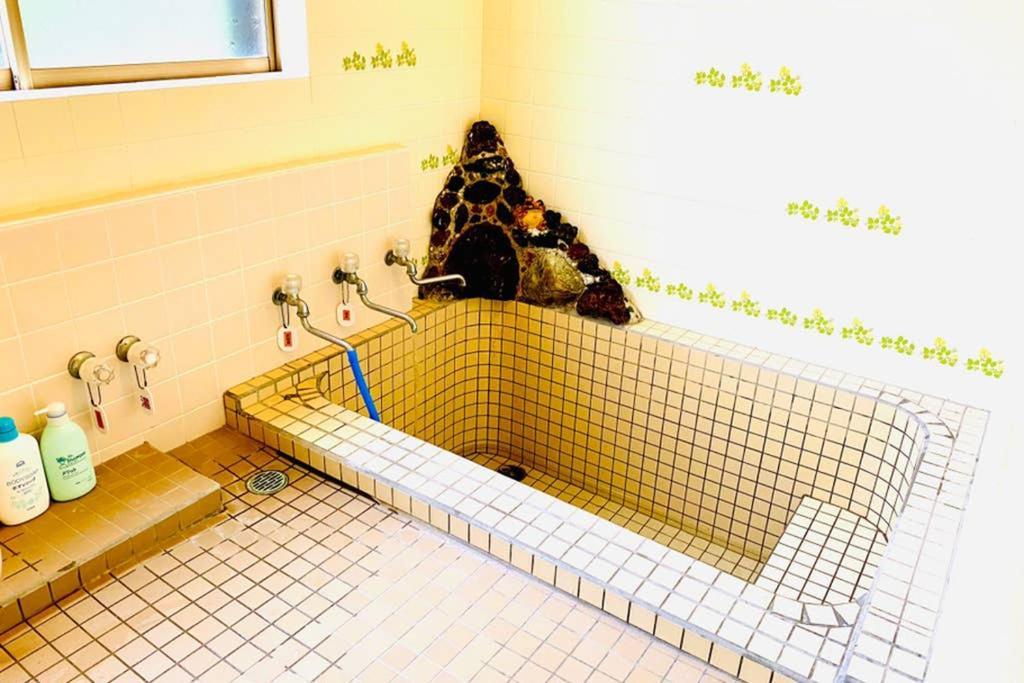 Вілла Manyi'S Onsen House 天然温泉マンイの湯 Shiraoi Екстер'єр фото